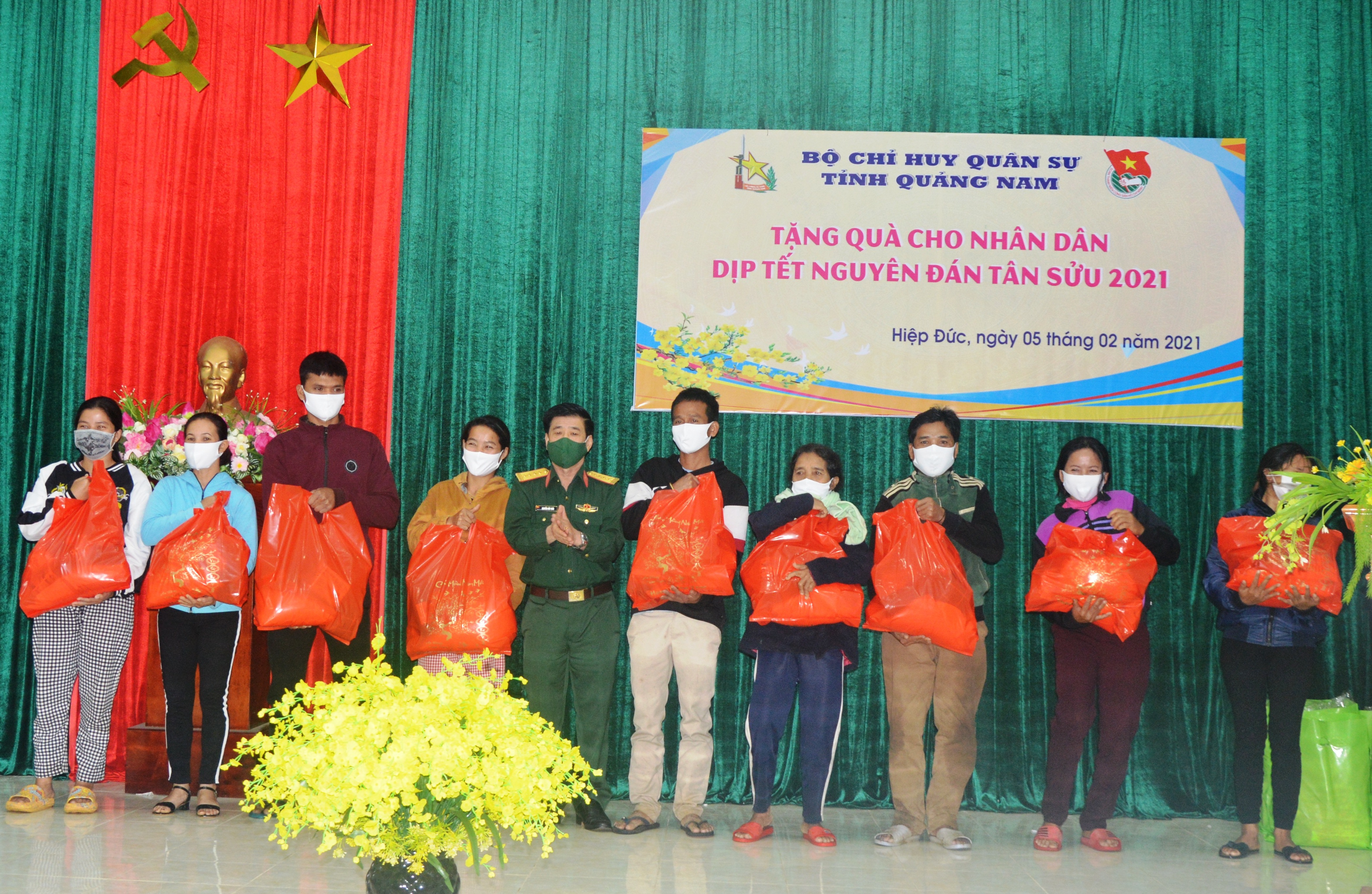 Bộ CHQS tỉnh Quảng Nam tặng quà Tết gia đình chính sách, hộ nghèo